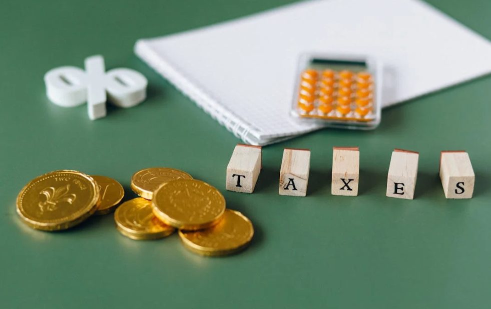 真是疯了！美国宣布对华104%关税正式生效，小额包裹费用再上涨