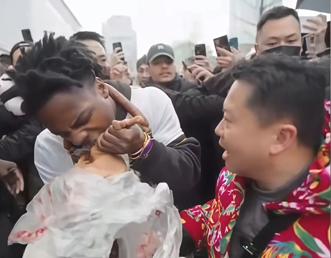 借 “甲亢哥” 东风，中国折扇意外走红 TikTok！