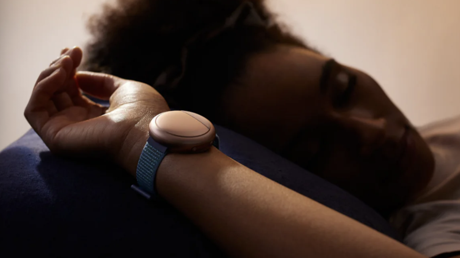 一块手环居然是可以让人冬暖夏凉的“移动空调”？