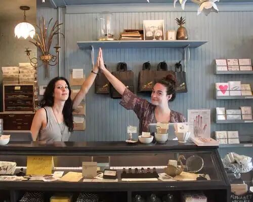 从布鲁克林小店到年销 4500 万美金！用 “有故事的珠宝” 圈住 72% 复购用户