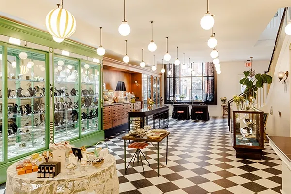 从布鲁克林小店到年销 4500 万美金！用 “有故事的珠宝” 圈住 72% 复购用户