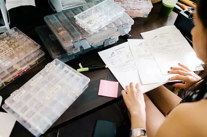 从布鲁克林小店到年销 4500 万美金！用 “有故事的珠宝” 圈住 72% 复购用户